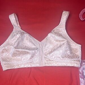 Women bra, color tan, brand new. Size: 40DD